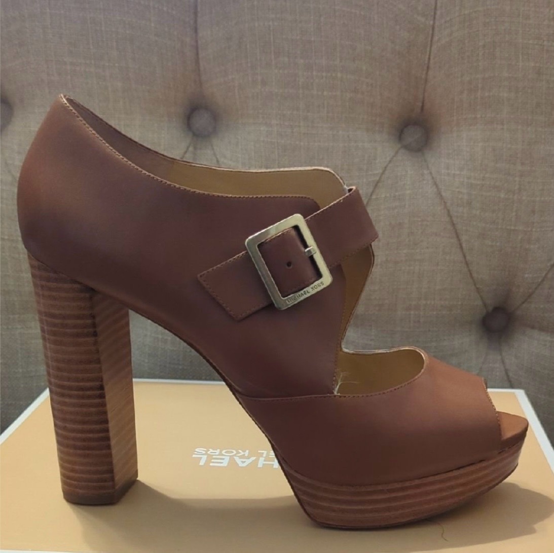 Sandales Michael Kors modèle Eleni à talon compensé et plateforme en cuir couleur « Luggage ».