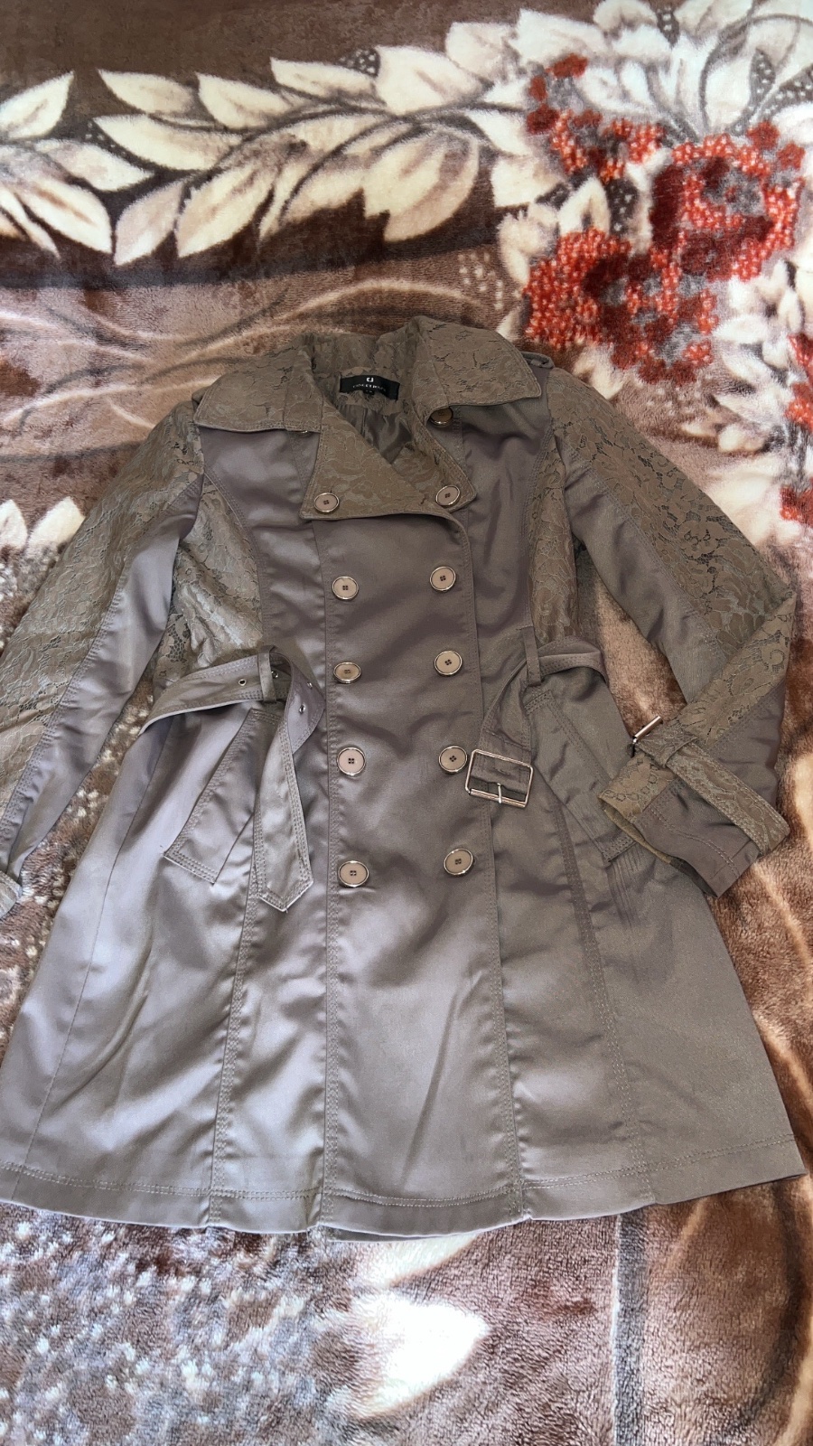 Trench coat satiné +dontelle avec ceinture pour marquée la taille
