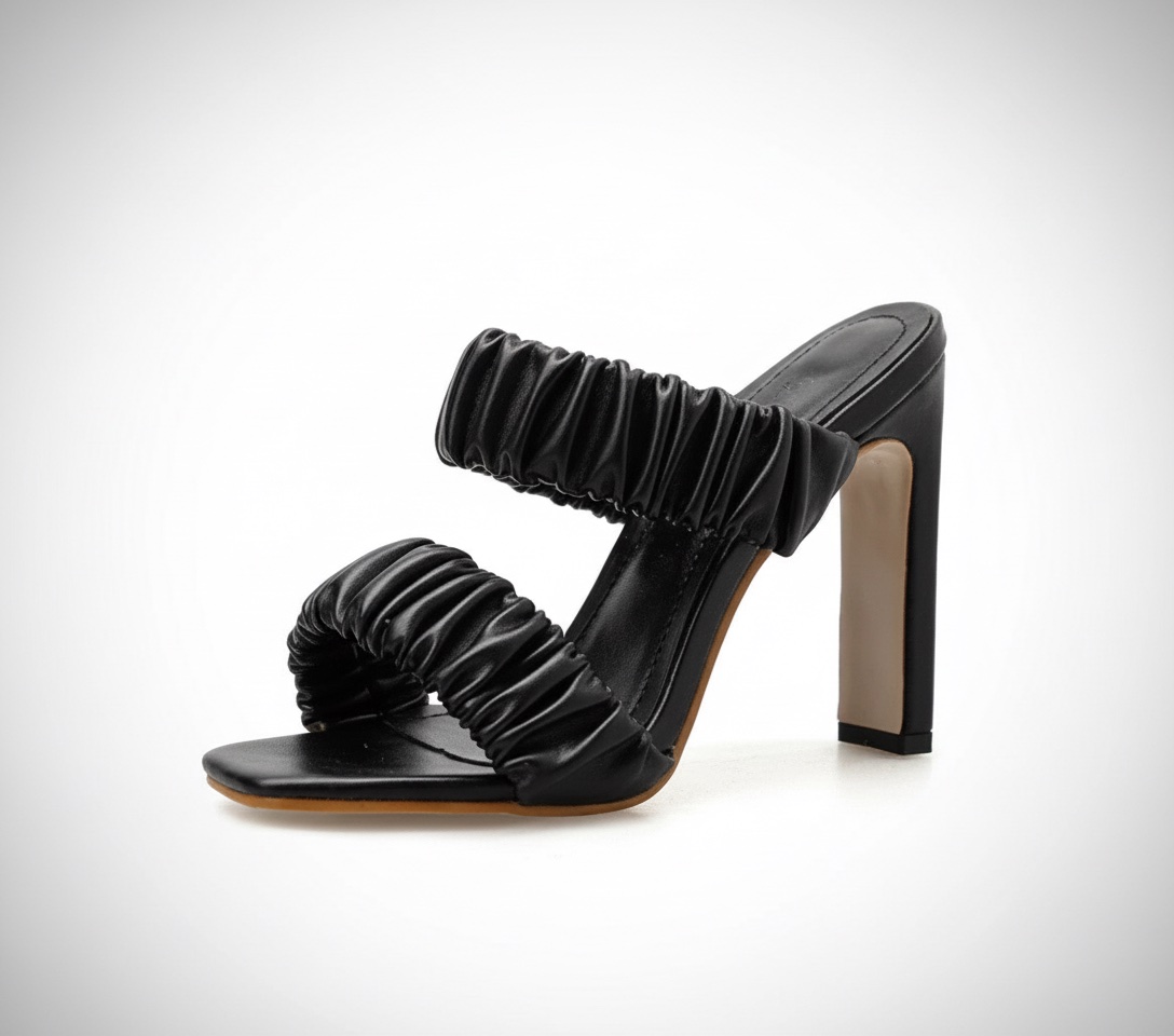 Des mules à talons noirs de la marque H&M. 