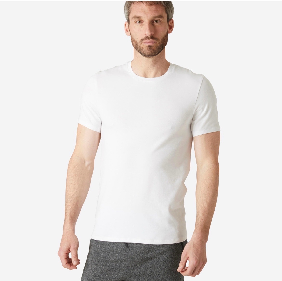 Shirt blanc Zara présente un col rond classique et une coupe ajustée.
