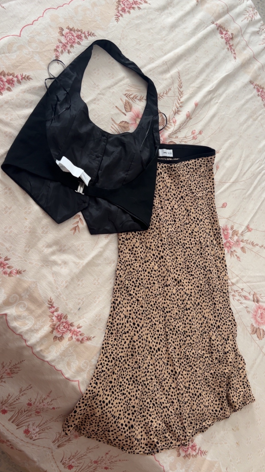 Jupe mango + gilet noir de la marque pull&bear