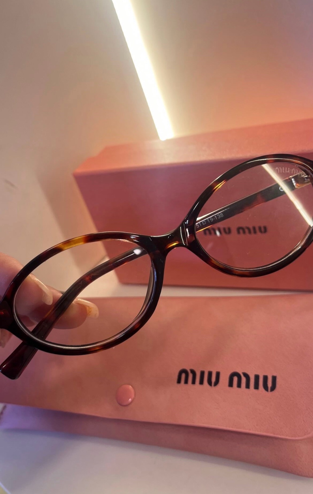 Lunettes de vue Miu Miu arborent une monture ovale en écaille de tortue, caractéristique du style raffiné de la marque italienne. 