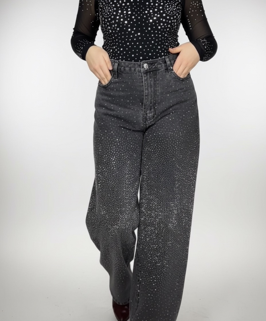 Pantalon orné de strass, reflétant la tendance des denims embellis. 