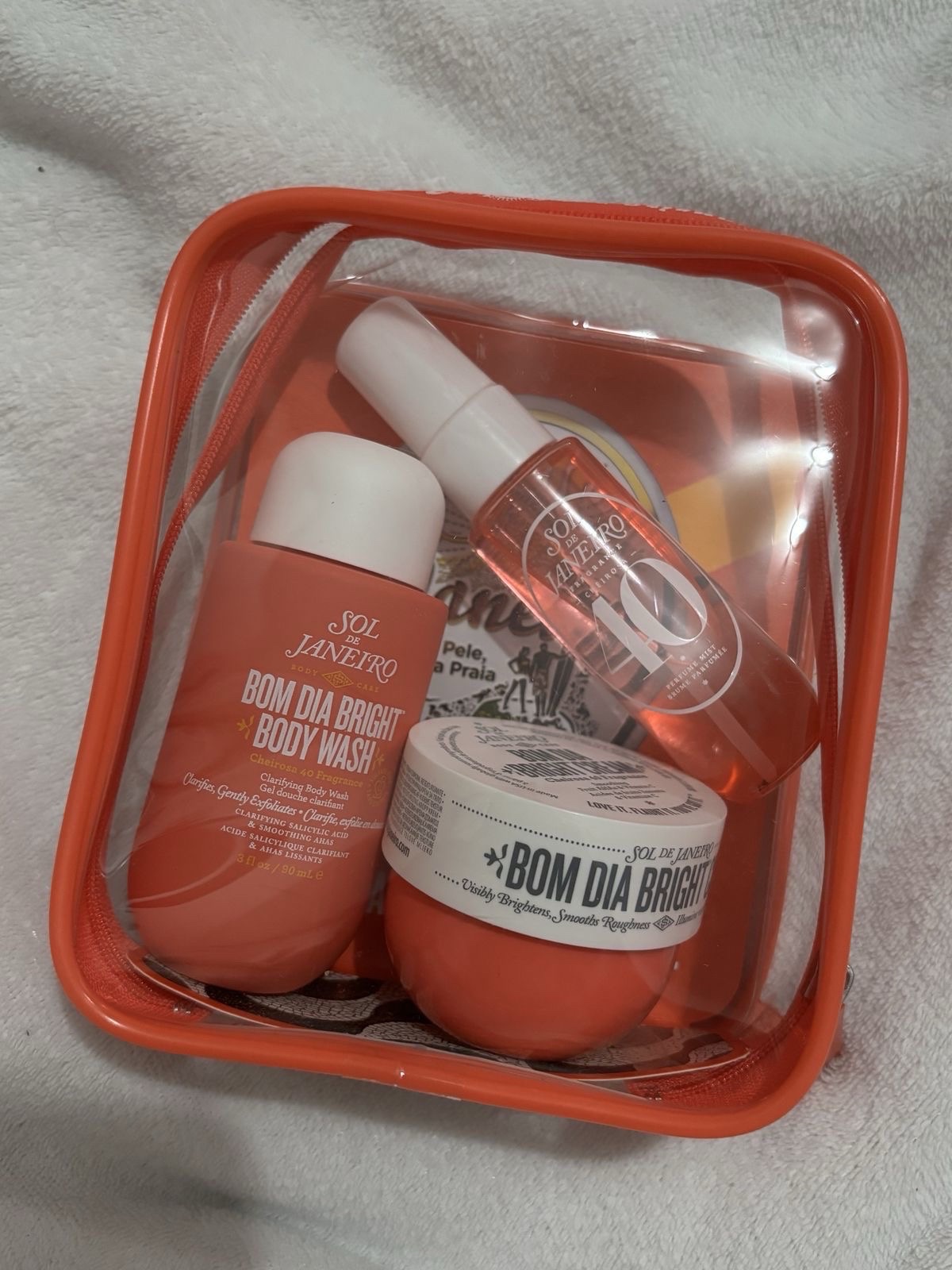  coffret Sol de Janeiro Bom Dia Bright Jet Set contient trois produits de soin pour le corps
