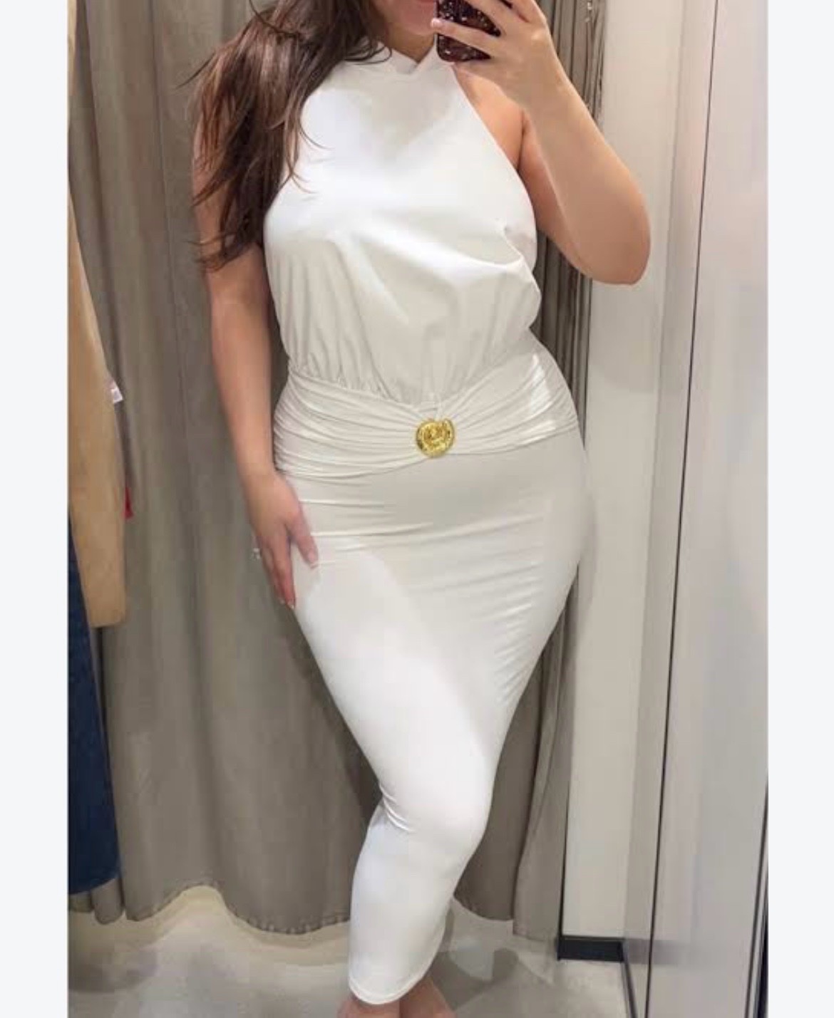 Robe midi drapée Zara se distingue particulièrement par son élégante boucle dorée en forme de coquillage au niveau de la taille