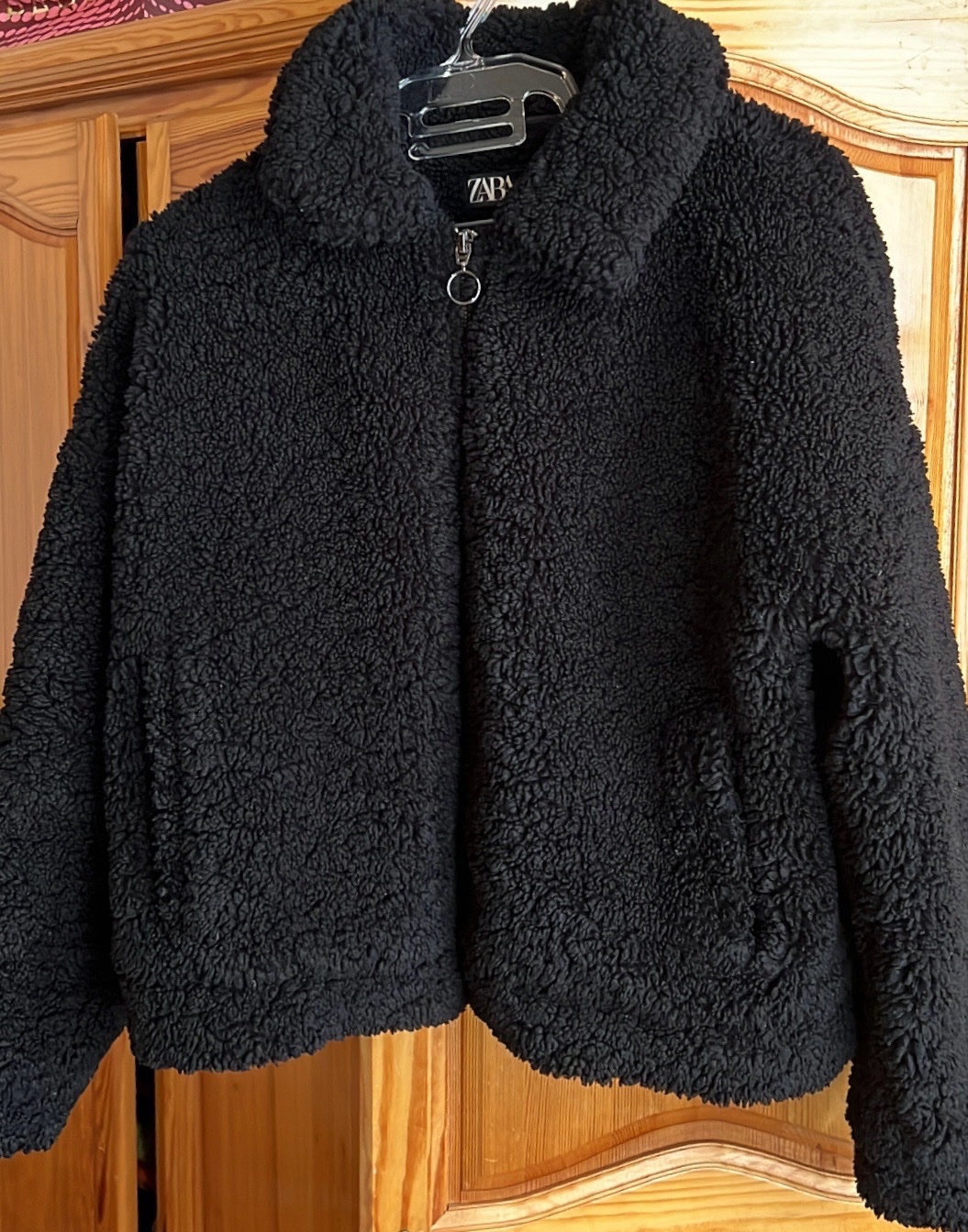 Veste bomber en fausse fourrure noire de la marque Zara.