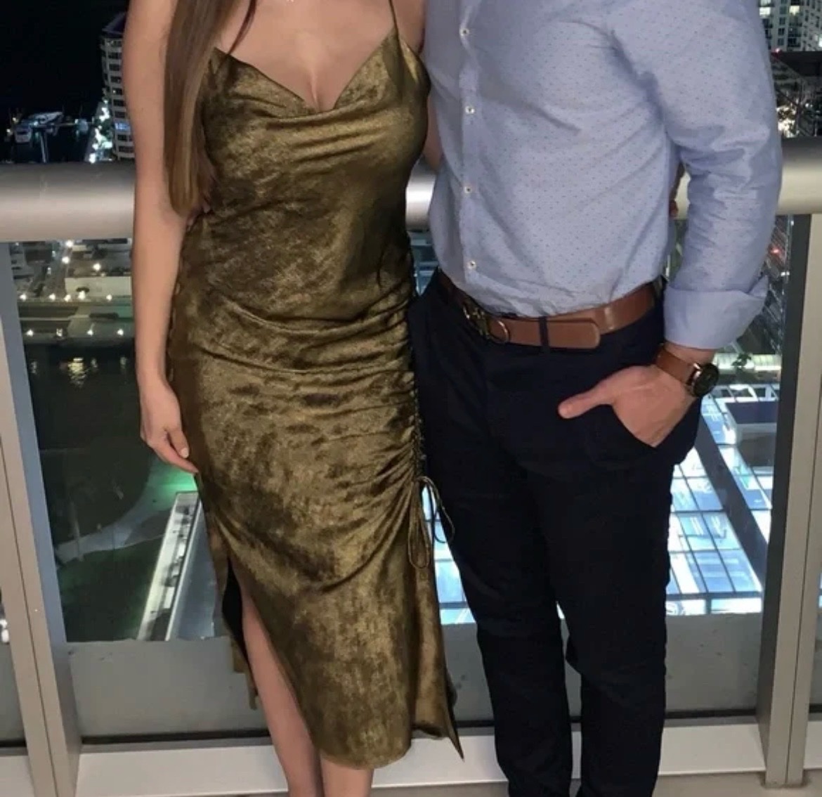 Robe nuisette métallique dorée de style Zara avec des détails froncés sur le côté.