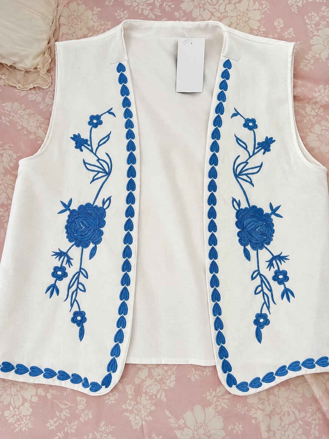 Gilet blanc brodé bleu 💙