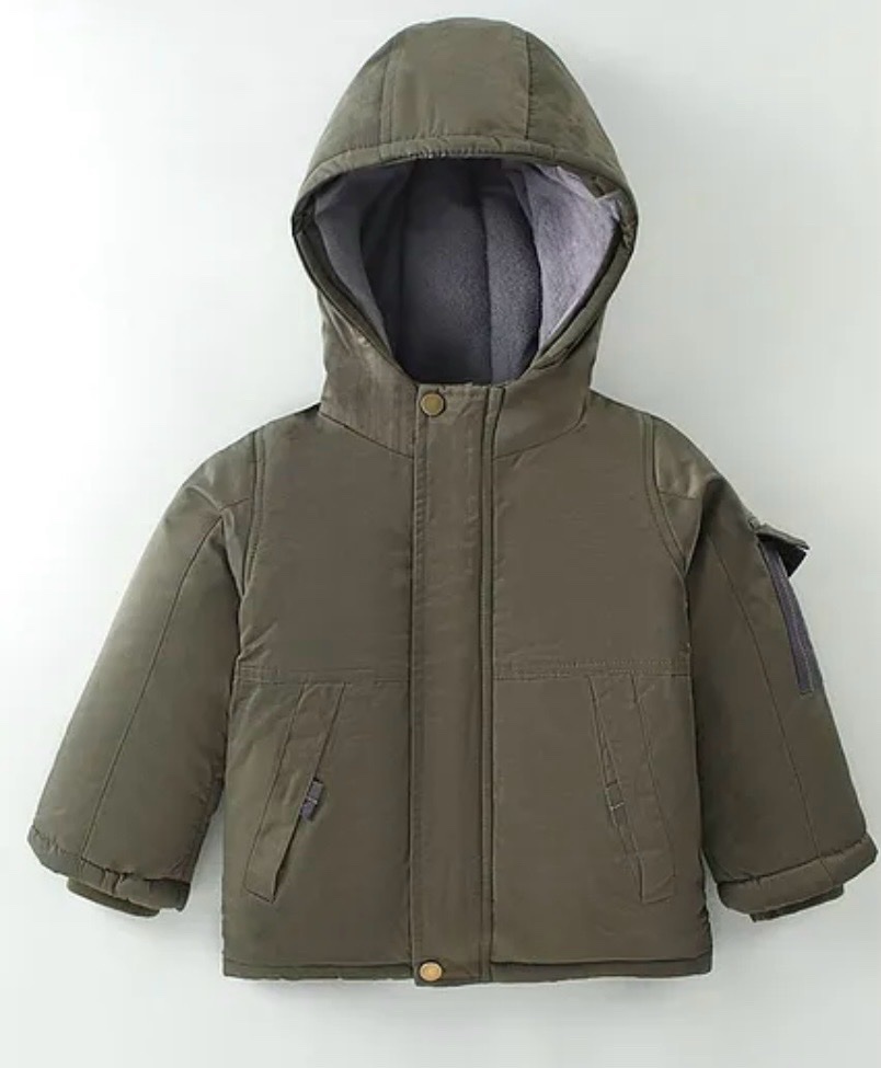Manteau d'hiver pour enfant, de couleur vert avec une capuche et des poches.