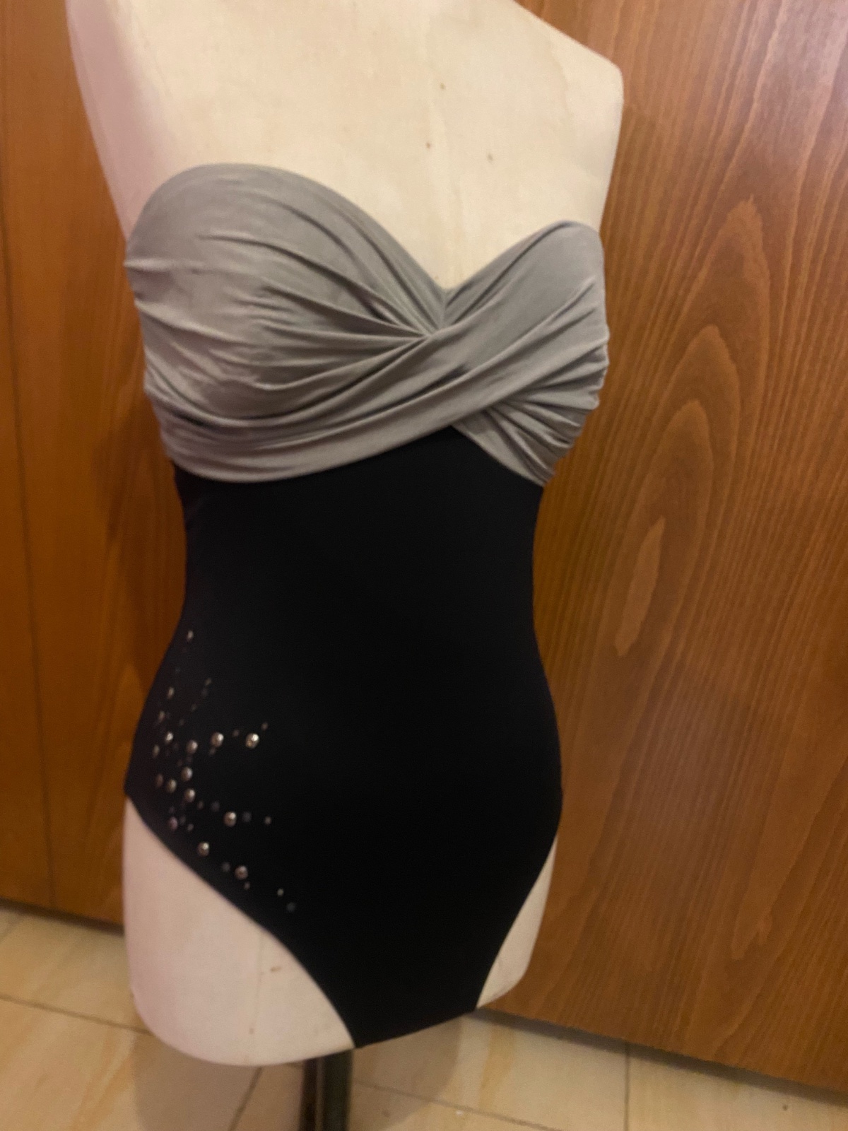  un maillot  une pièce bustier noir avec un haut gris taille m/l