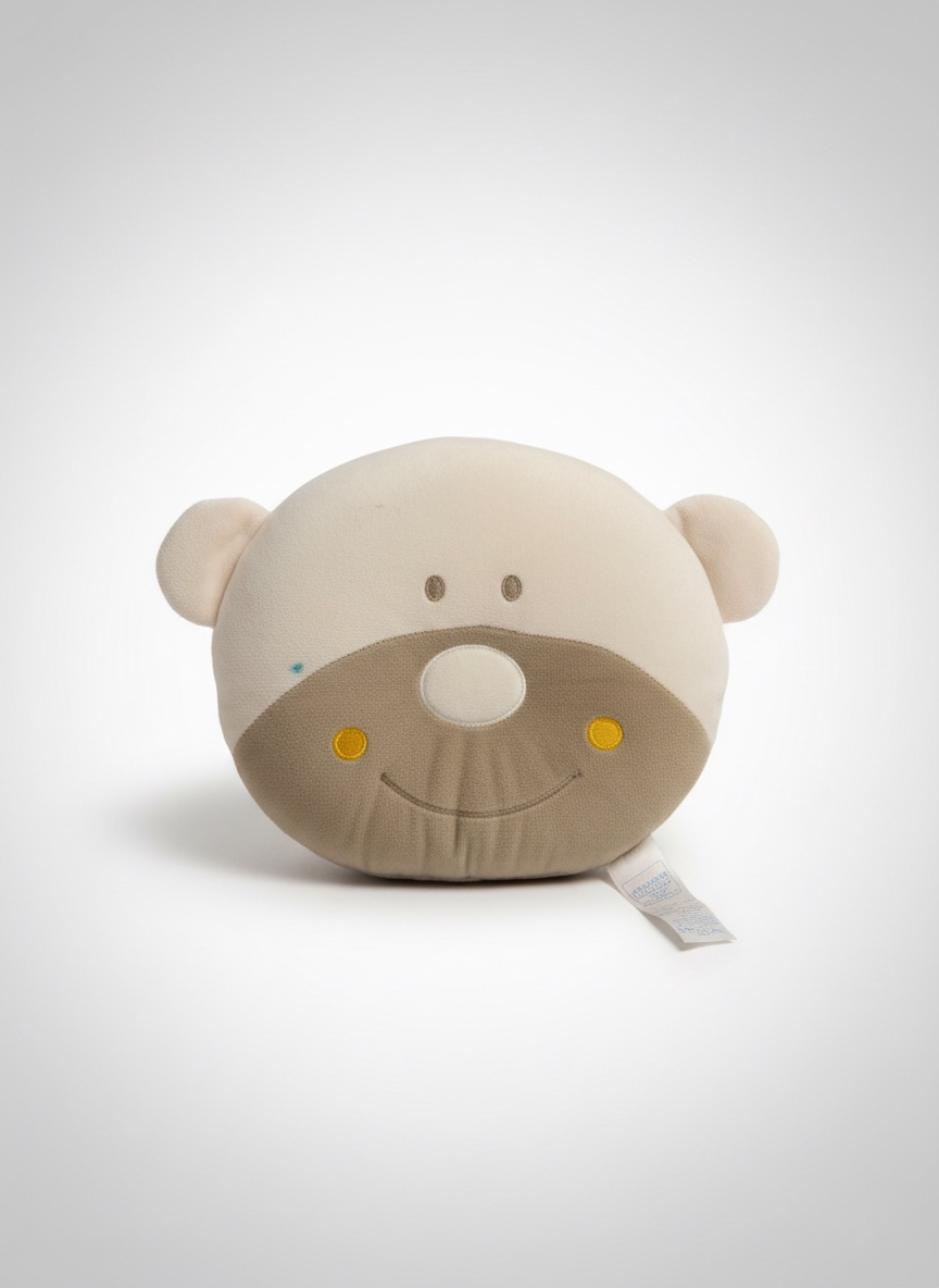  un doudou ou un oreiller plat pour bébé en forme de tête d'ours.