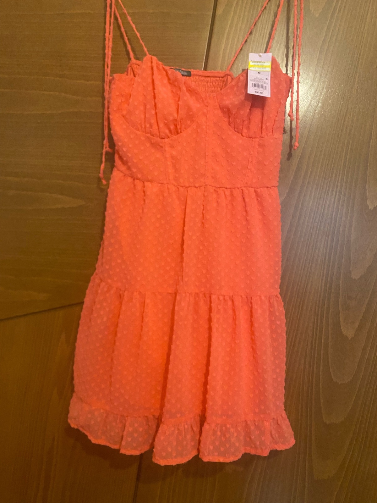 Cette robe est une mini-robe corail texturée de la marque Wild Fable Taille m