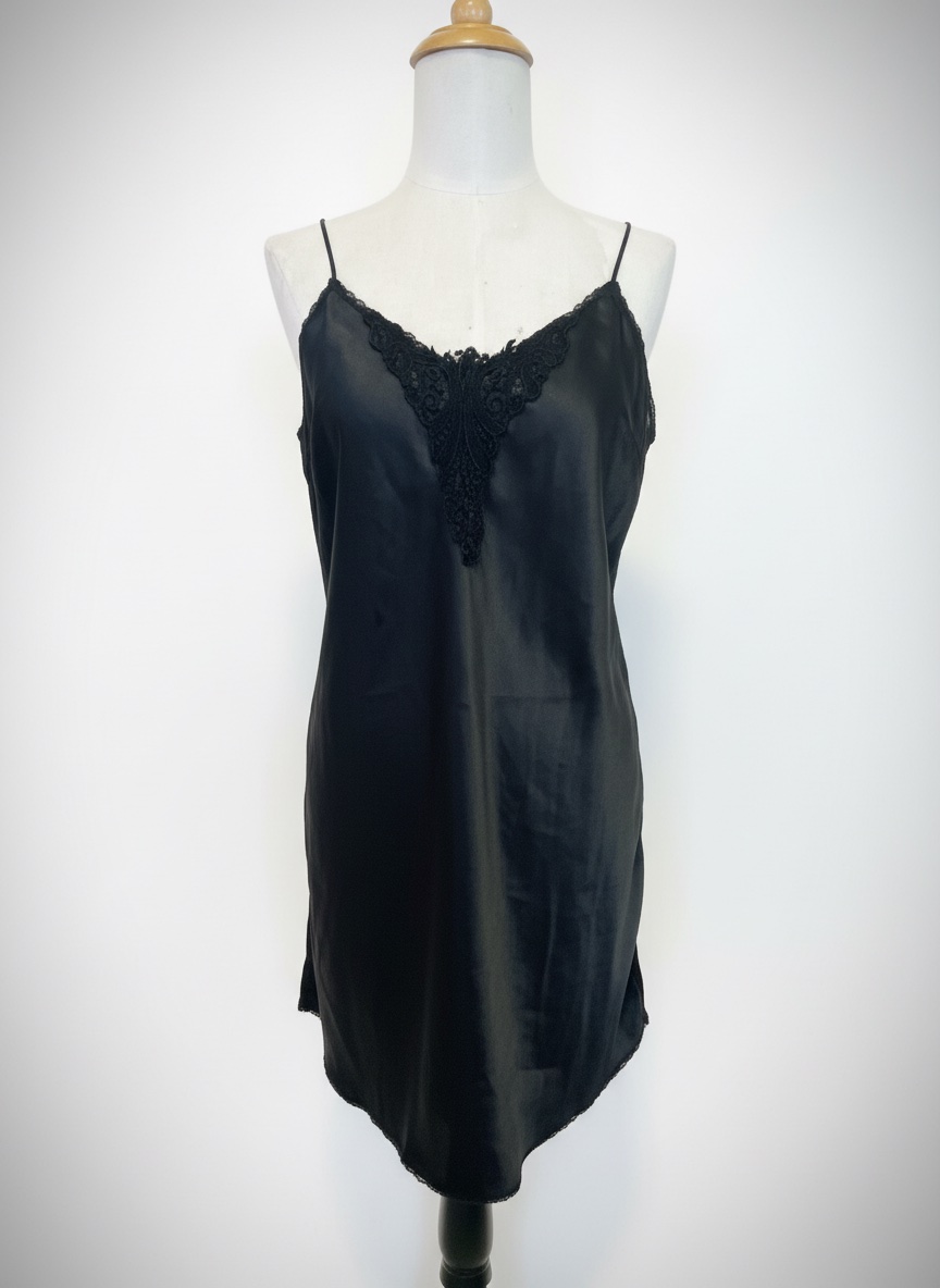 Nuisette ou d'une robe nuisette en satin noir avec une bordure en dentelle
