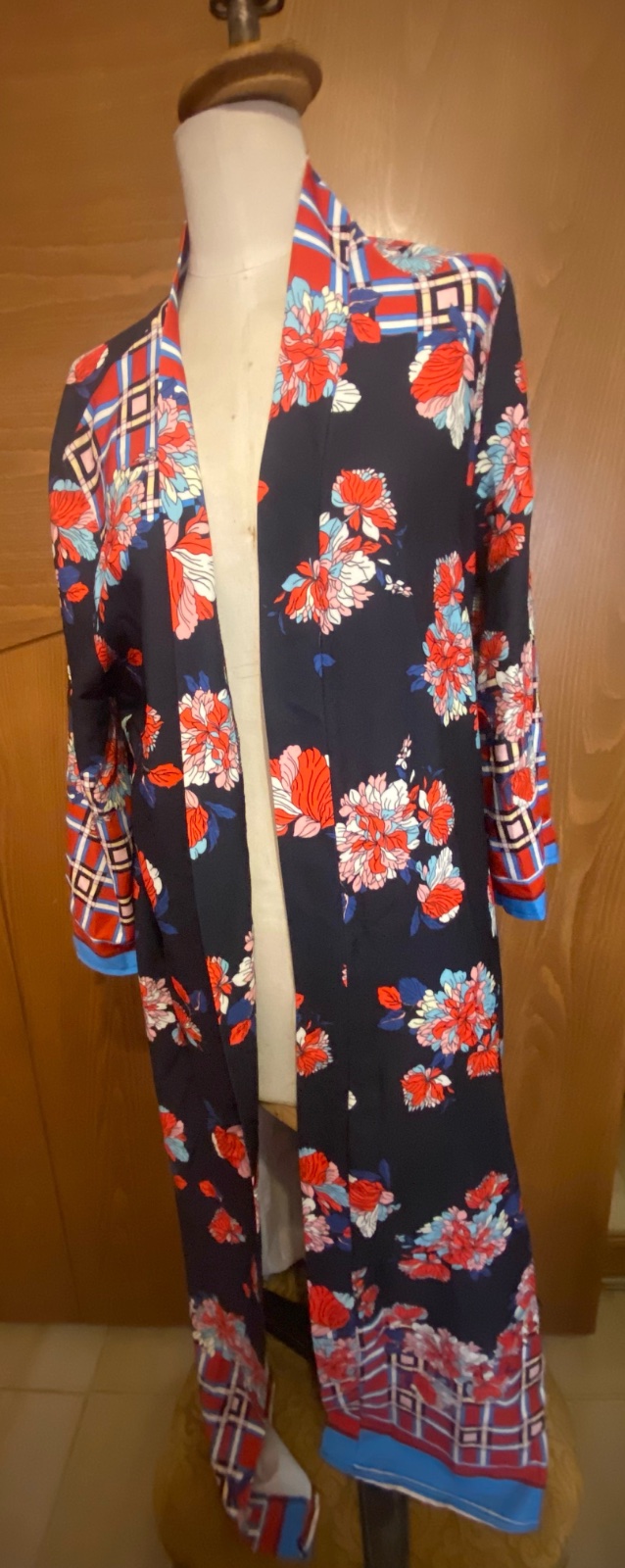 Kimono mi longue à motif floral sur fond noir,