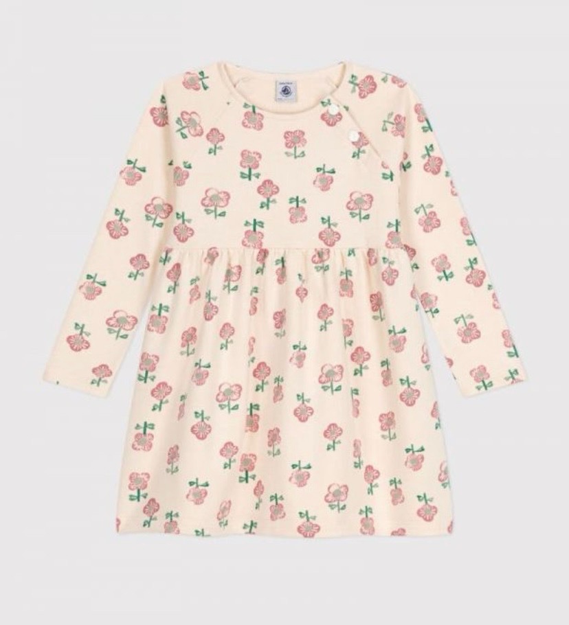 Cette robe à manches longues en molleton avec un imprimé fleuri est un modèle de la marque Petit Bateau
