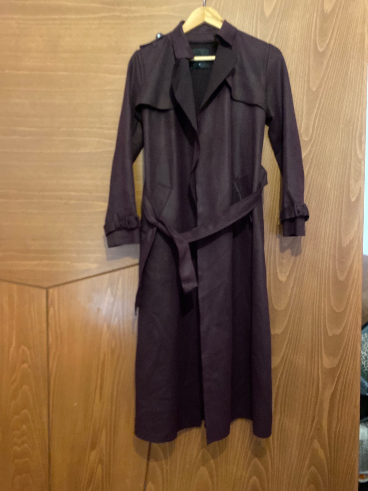 Ceci est un trench-coat de couleur burgundy