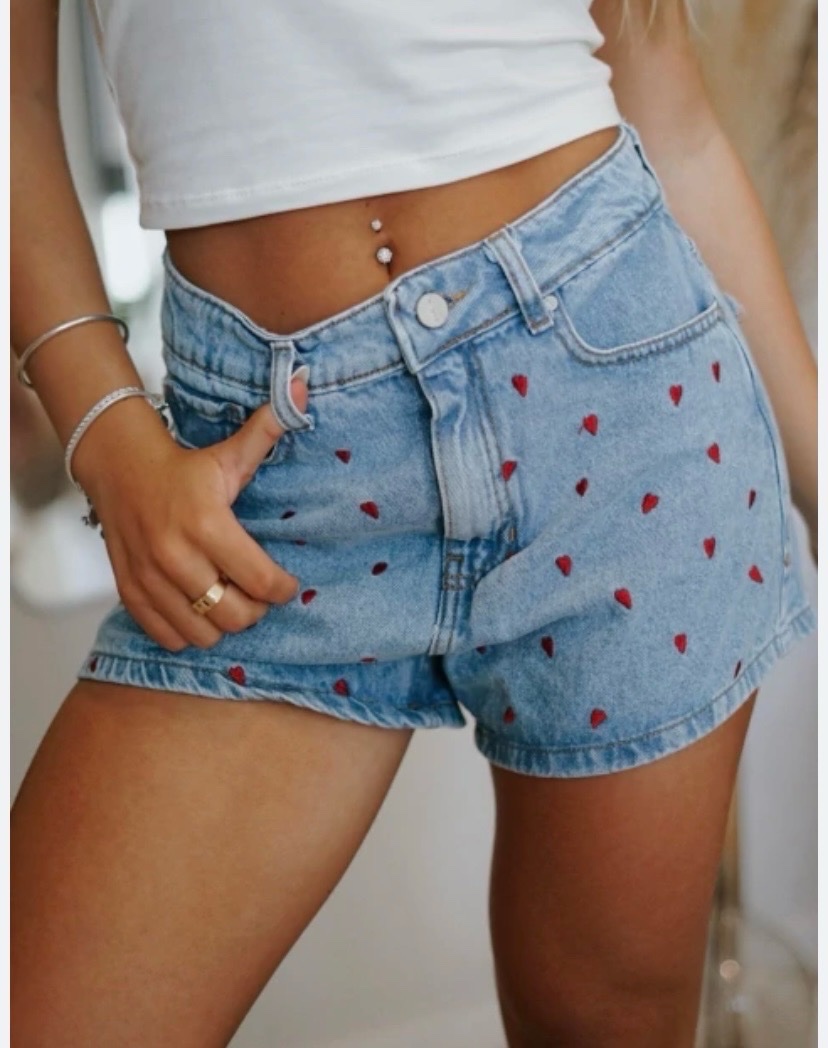 Un short jean de la marque daphenea paris
