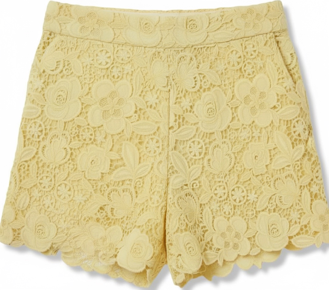 Short pour femme en dentelle jaune avec un motif floral.