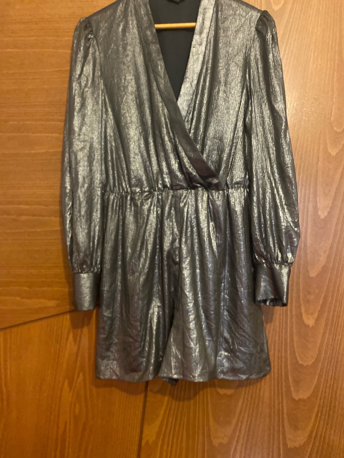 Une robe short la taille L marque guess