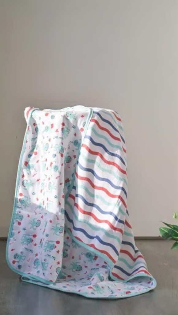 Couvre lit bébé marque fraise kaki