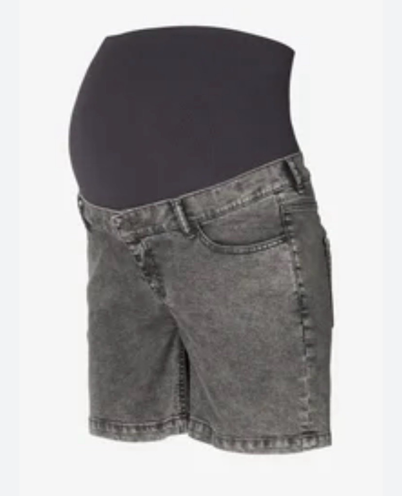 Un short en jean de maternité