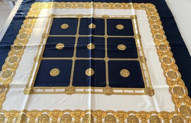 Foulard italien élégant, décoré de motifs Méduse dorés.Très bon état 🌟