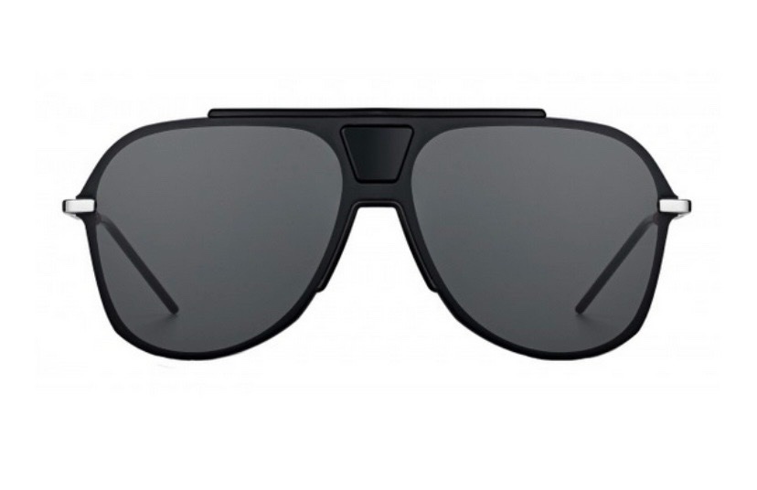 Ces lunettes de soleil Dior Homme 0224S arborent une monture pilote noire élégante avec des verres teintés.