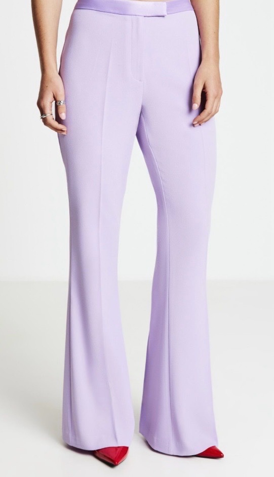 Ce pantalon évasé lilas de la marque Calliope est conçu en crêpe, parfait pour des occasions spéciales