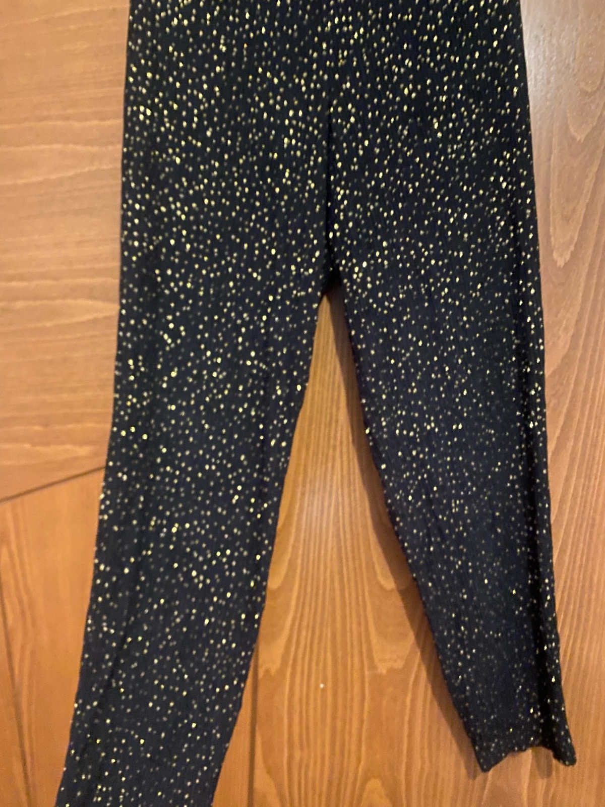 Pantalon large  noir avec des paillettes dorées, marque koret