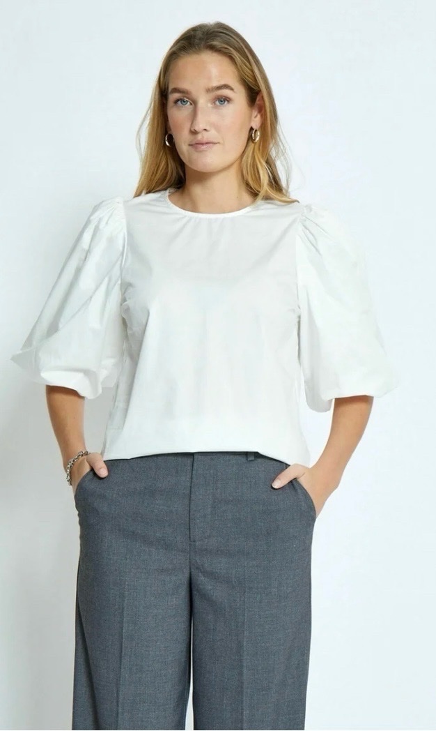 Une blouse blanche à manches bouffantes de la marque Gant.