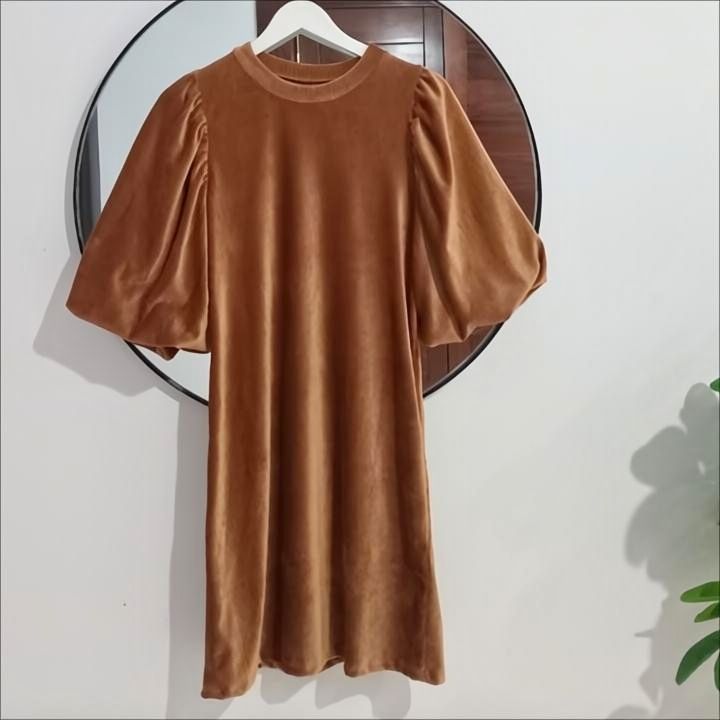Robe camel en velour manches bouffantes chic