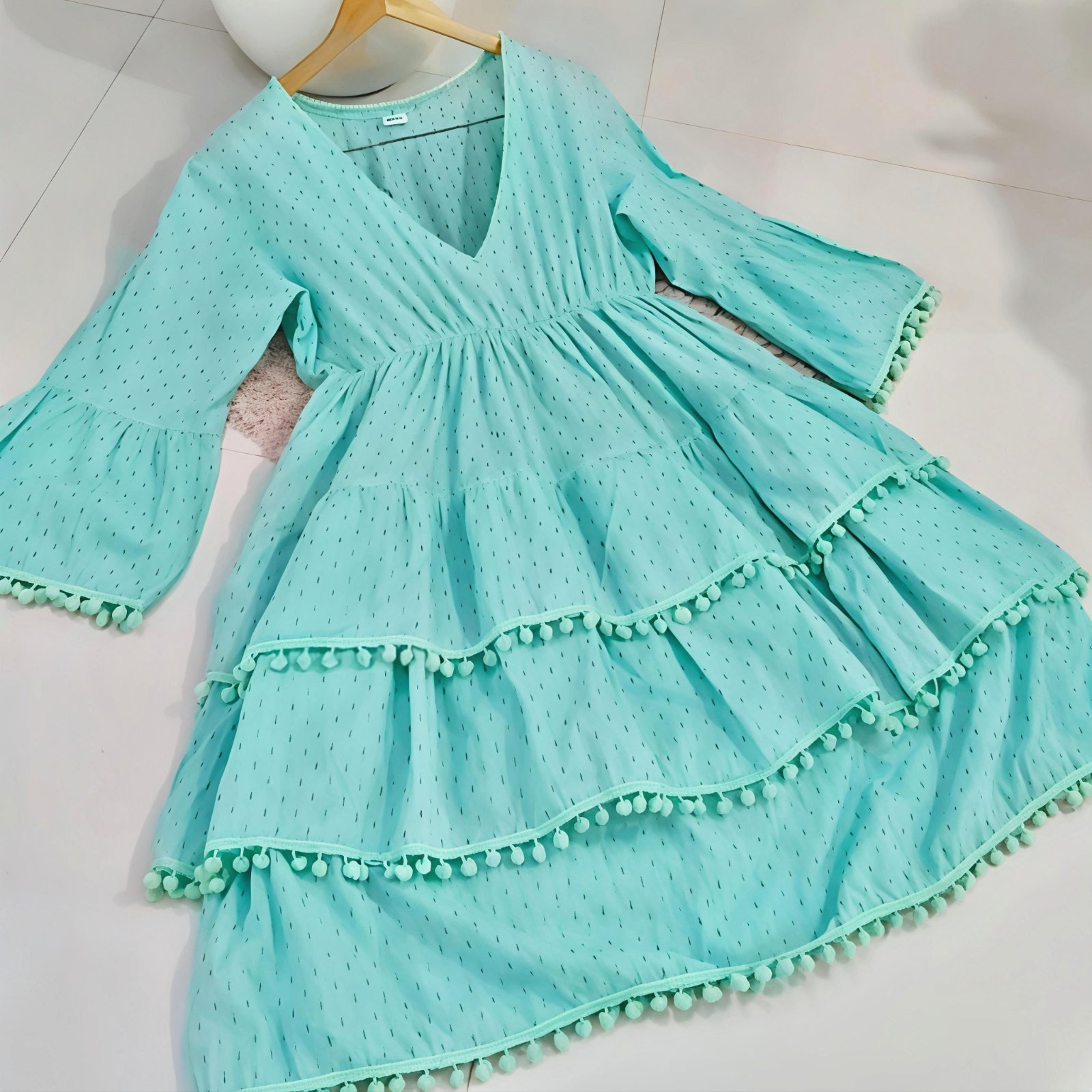 Jolie robe bleu ciel à pompons chic