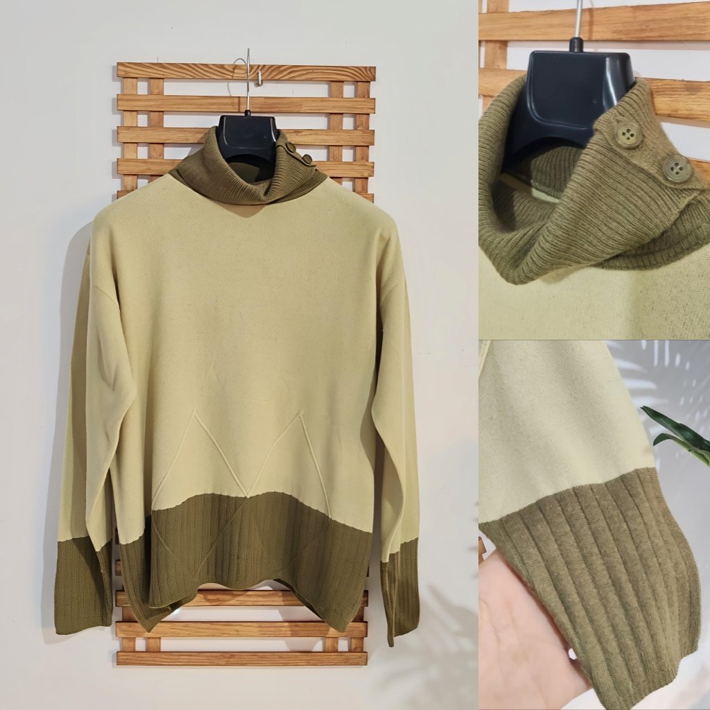 Joli pull bicolore col montant à boutons 