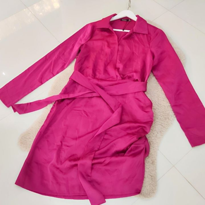 Robe satinée froncée à ceinture 