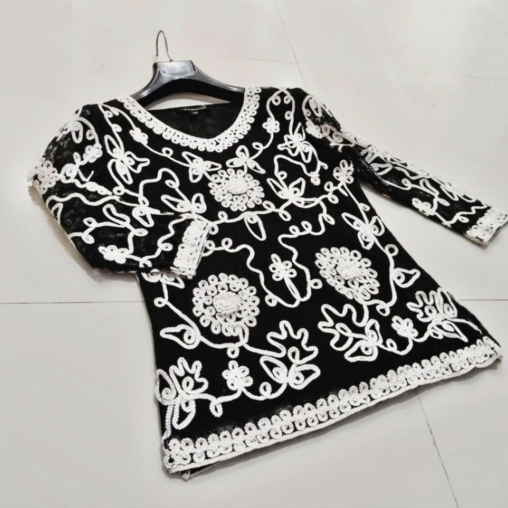 Blouse à broderies chic
