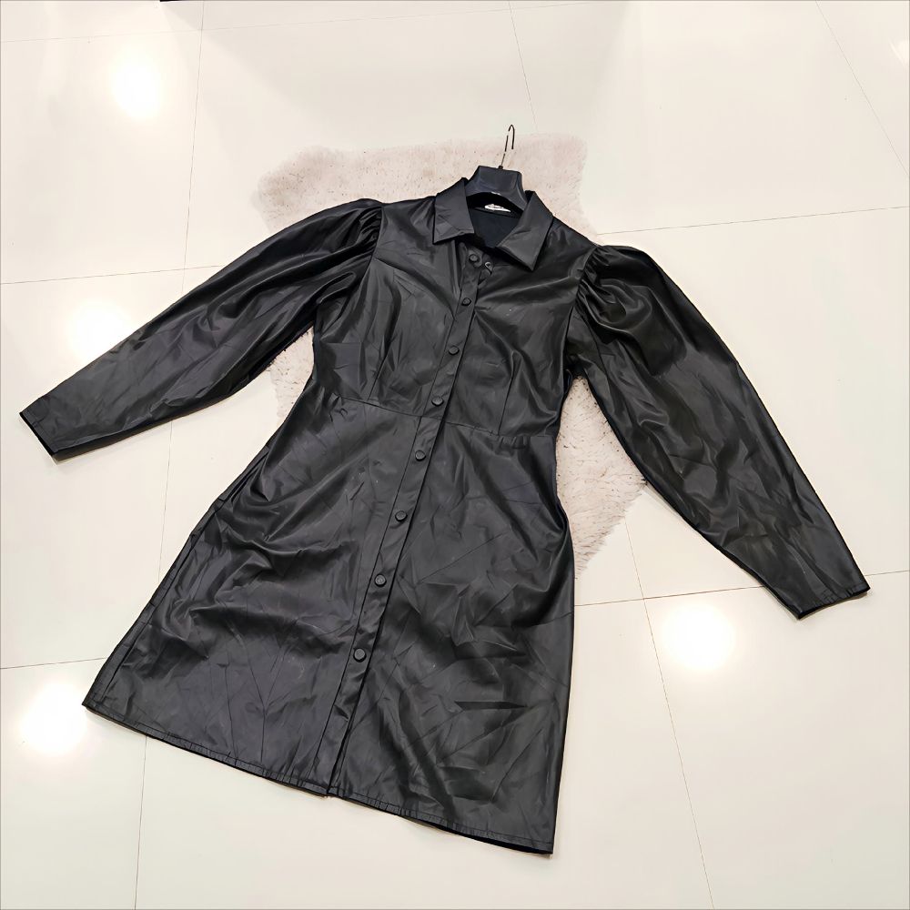 Robe cuir épaules bouffantes chic