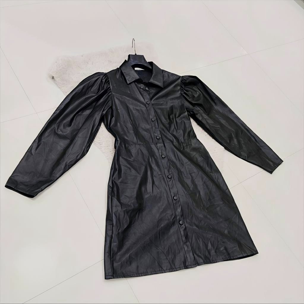 Robe cuir épaules bouffantes chic