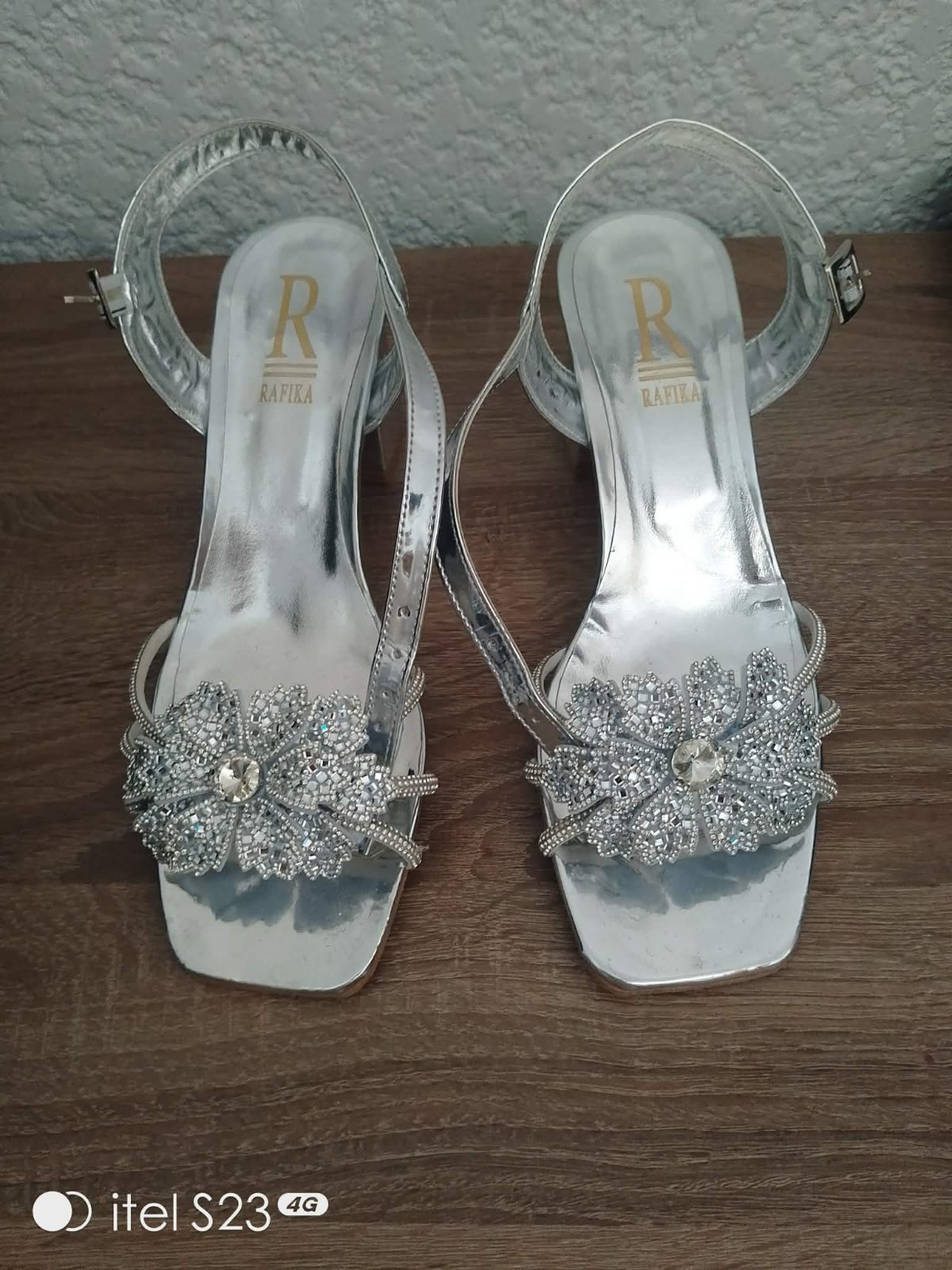 Demi talon gris