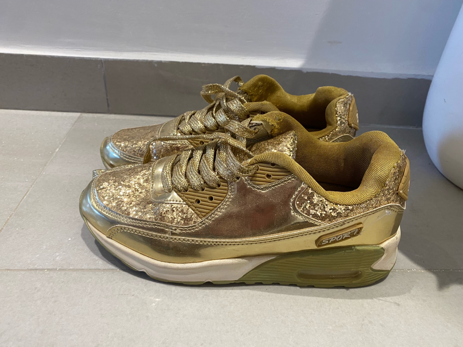 Chaussure bling bling doré tendance 