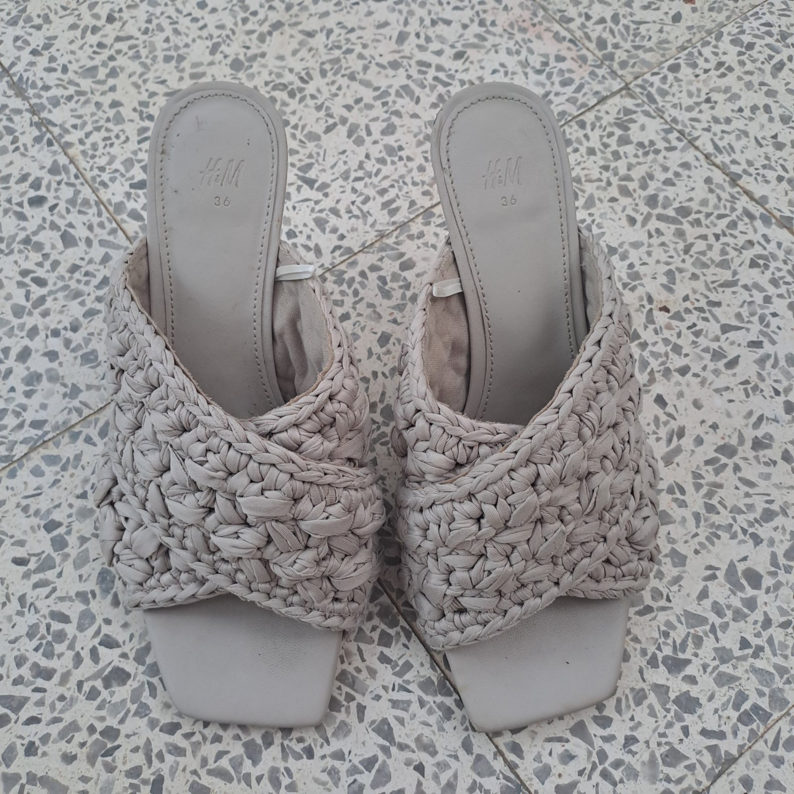 Des mules à talons couleurs grège/gris