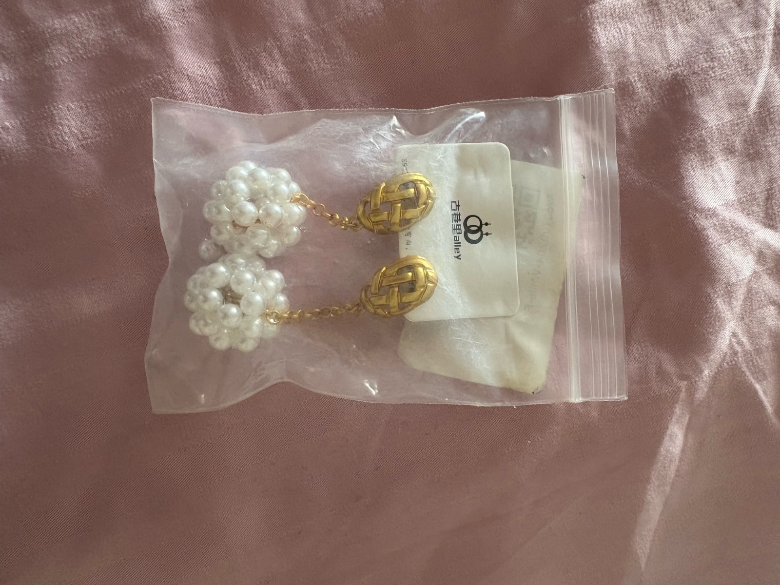 Des boucles d'oreilles Bella Barnett