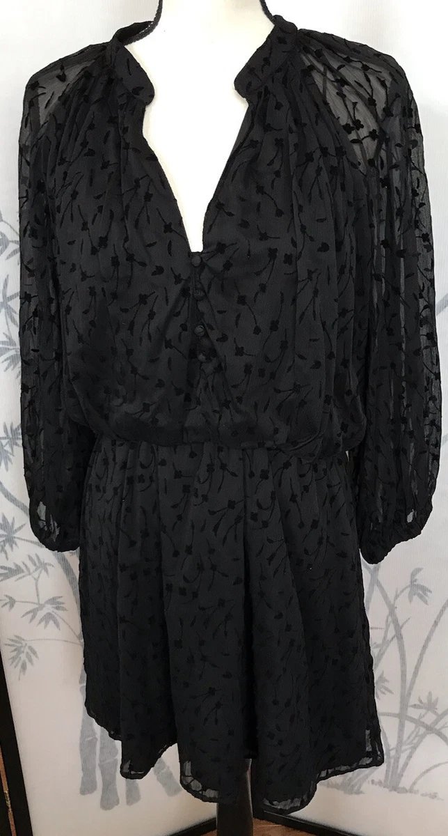 Robe mini noire à motifs floraux de la marque Zara.
