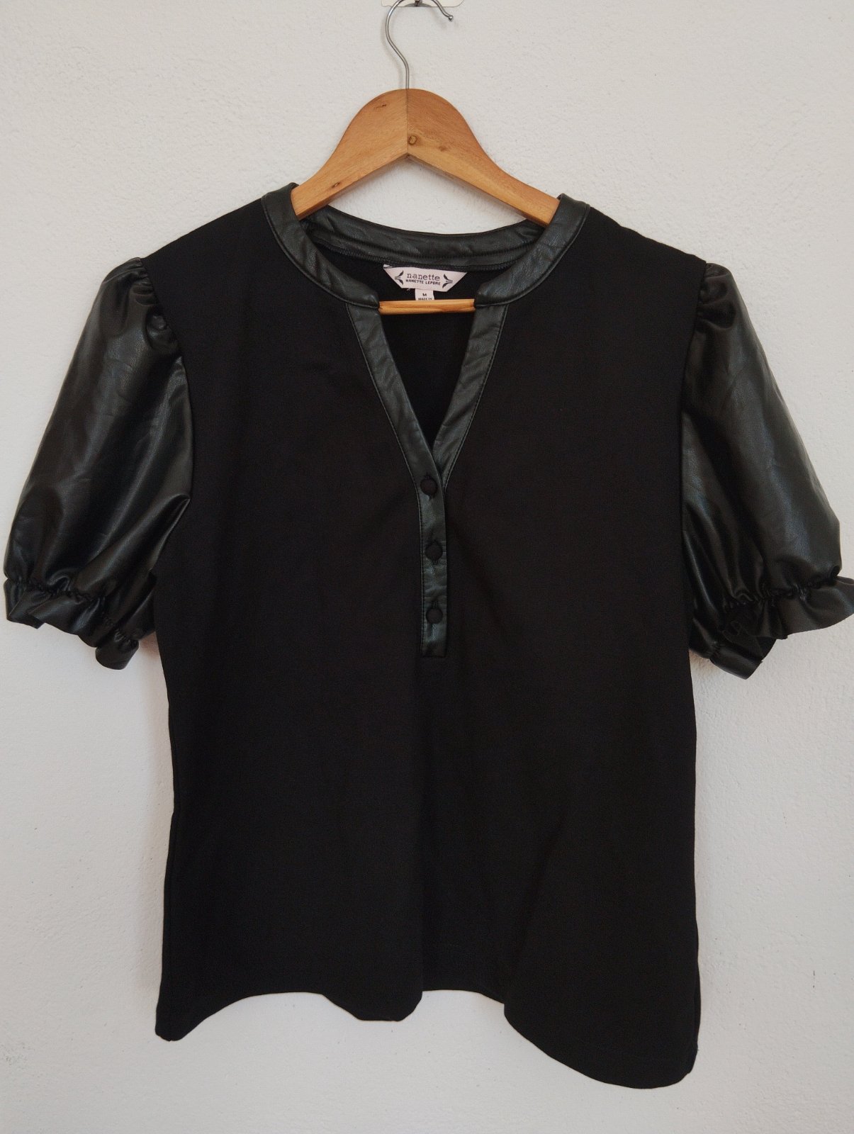 Pull noir a manches en simili cuir 