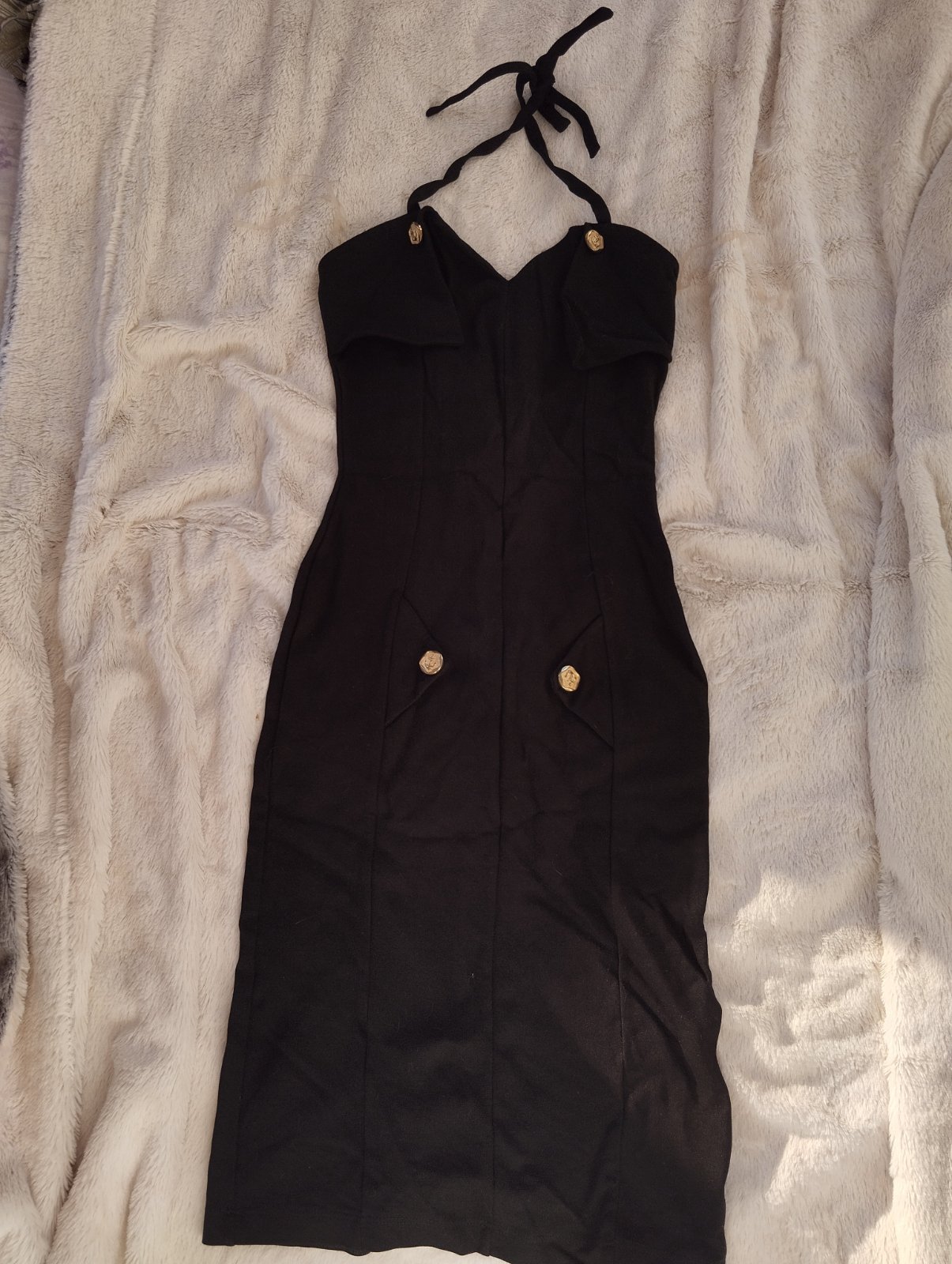 Robe noir ajustée a boutons dorée 