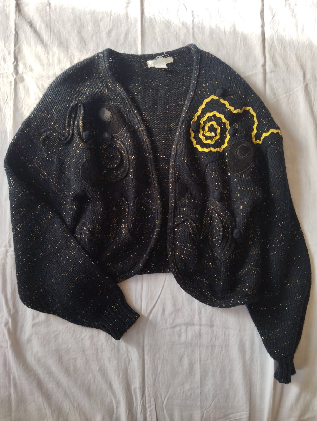 Gilet noir a détails dorés