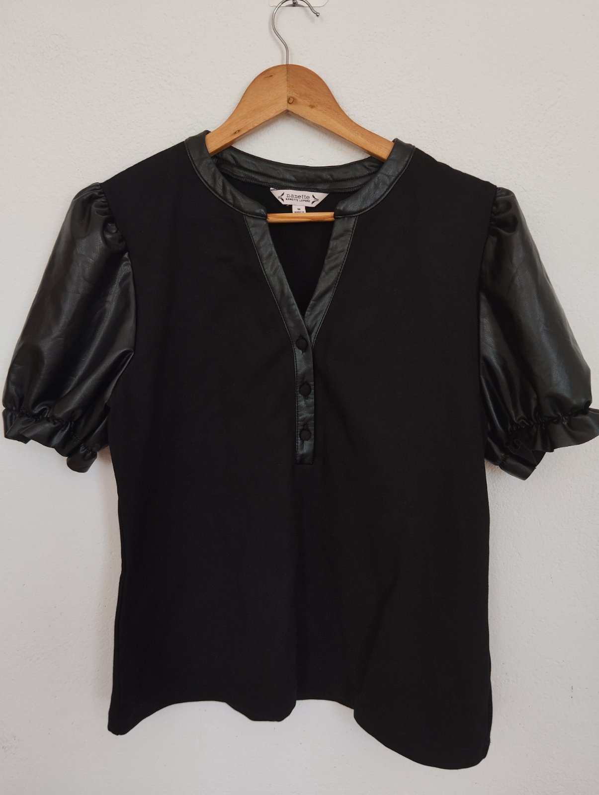 Pull noir a details en simili cuir
