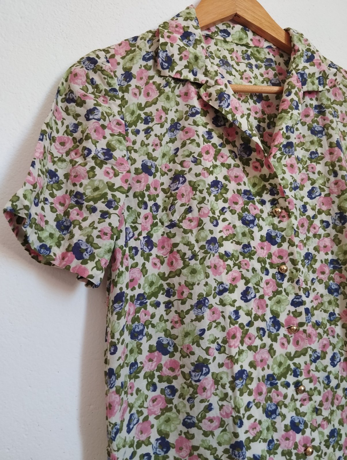 Robe florale a boutons dorèes