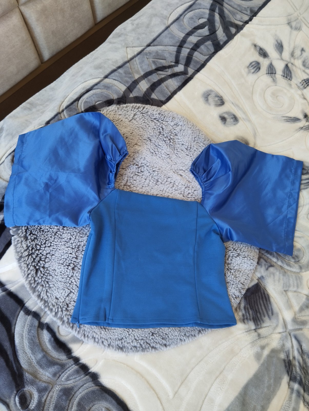 Pull bleu rois a gros manches satinès
