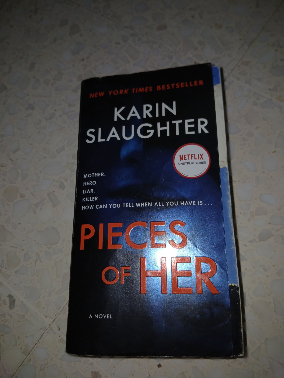 Book livre anglais ,pieces of her by karin slaughter