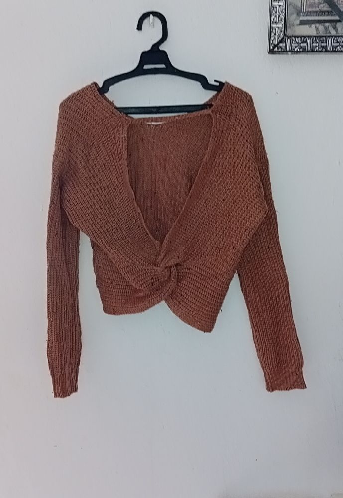 Front twisted cropped sweater